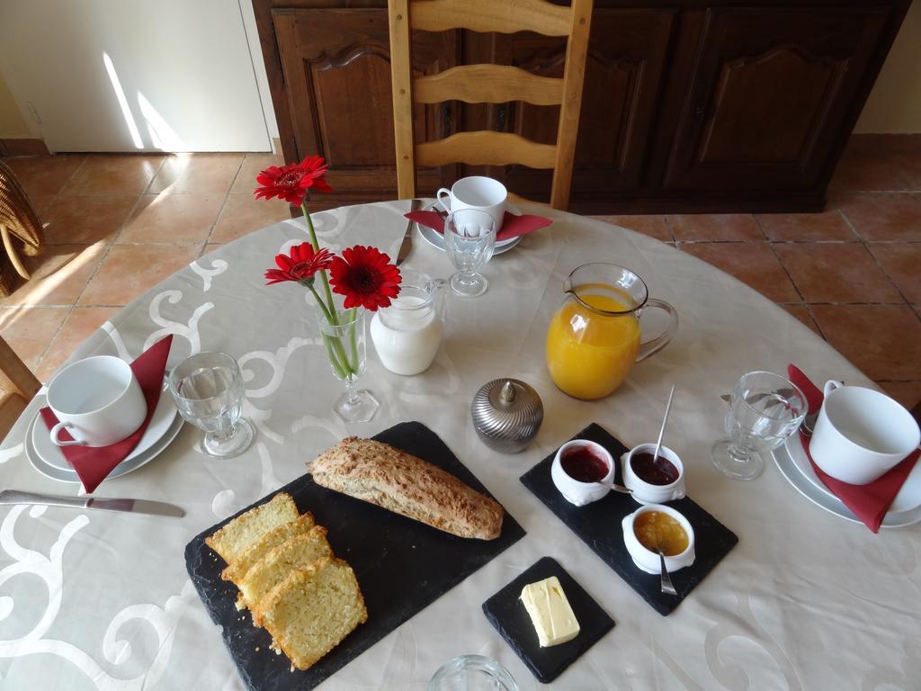 Les Malvaux Bed & Breakfast Huriel Екстериор снимка